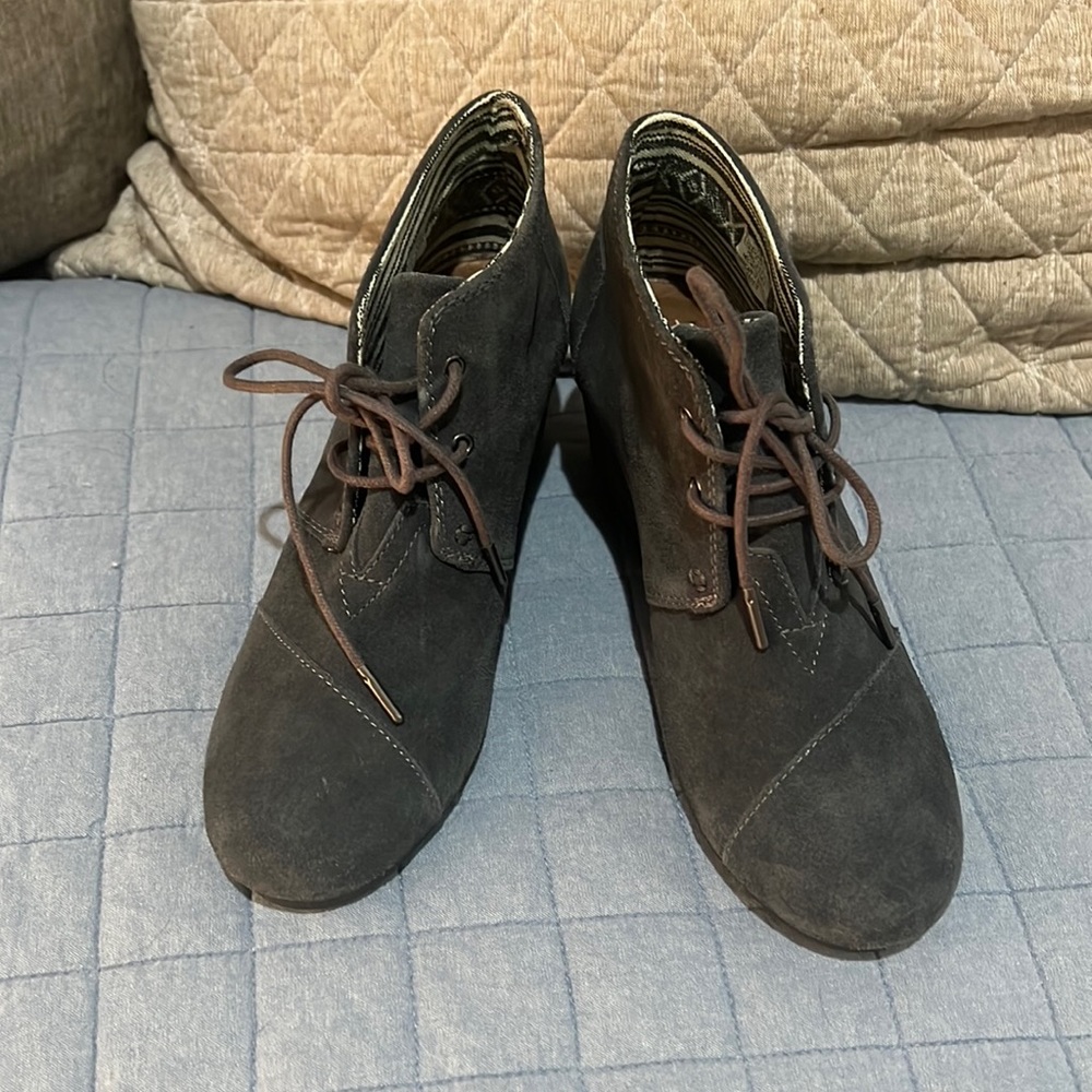 Tom’s Size 9 women’s charcoal wedges